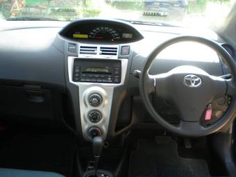2005 Toyota Vitz Photos