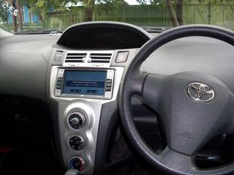 2005 Toyota Vitz Photos