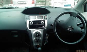 2005 Toyota Vitz Photos