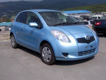 2005 Toyota Vitz Photos