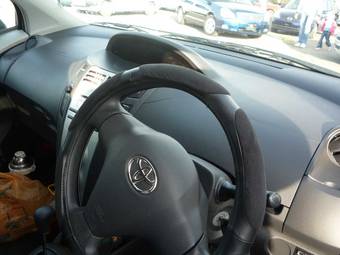 2005 Toyota Vitz Photos