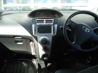 2005 Toyota Vitz Photos