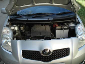 2005 Toyota Vitz Photos