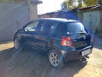 2005 Toyota Vitz Photos