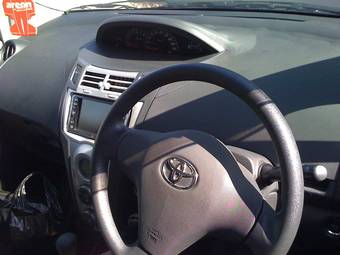 2005 Toyota Vitz Photos