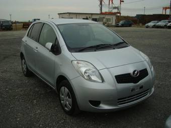 2005 Toyota Vitz Photos