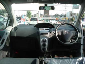 2005 Toyota Vitz Photos