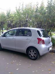 2005 Toyota Vitz Photos