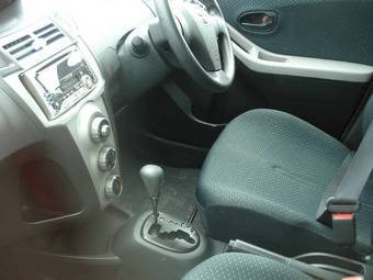 2006 Toyota Vitz Photos