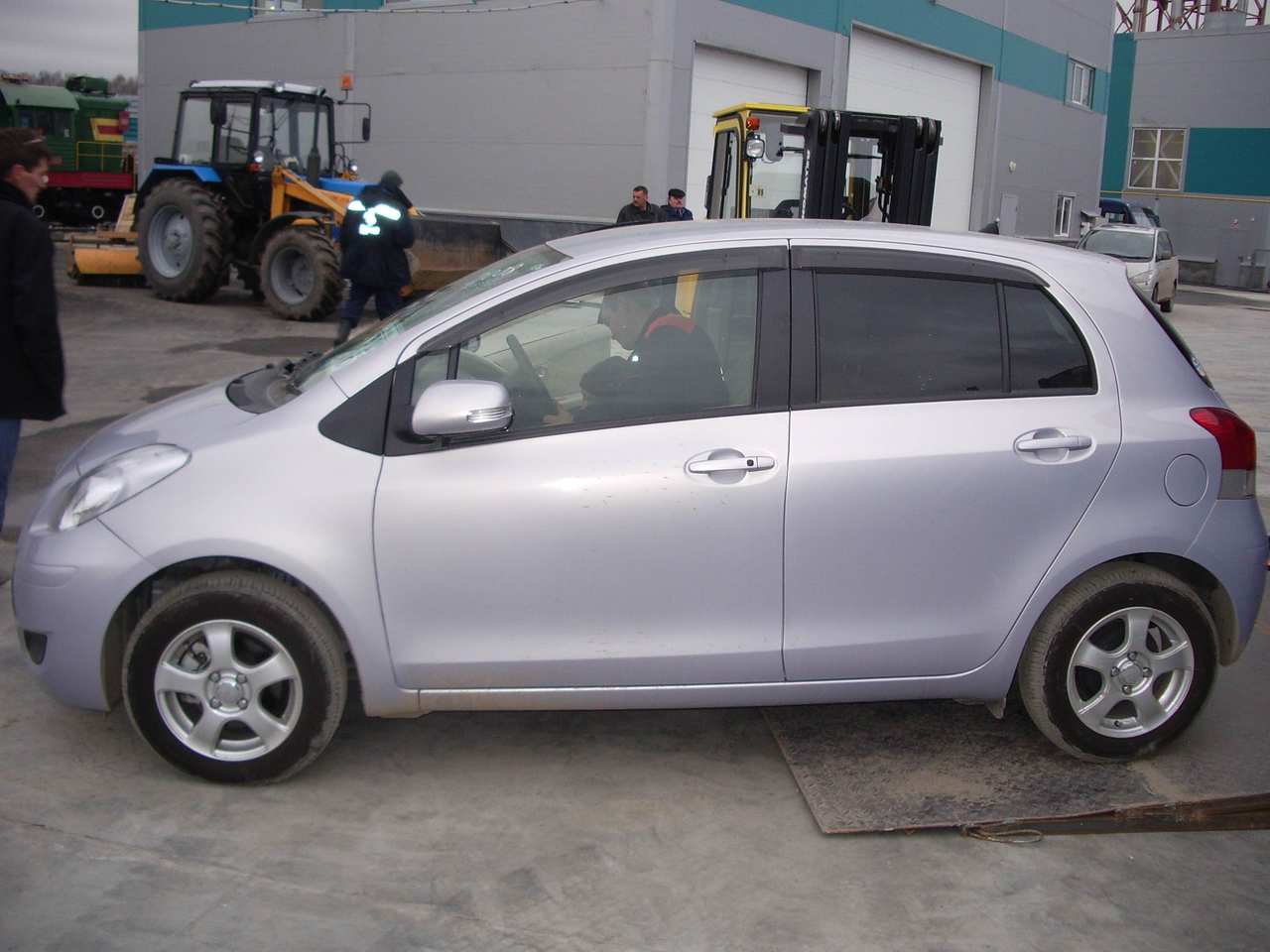 Toyota vitz 2008 год