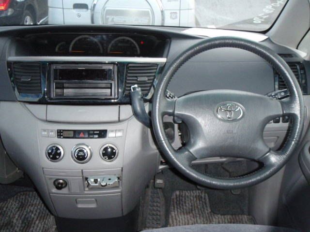 2001 Toyota Voxy