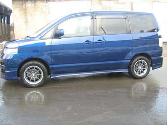 2001 Toyota Voxy Photos