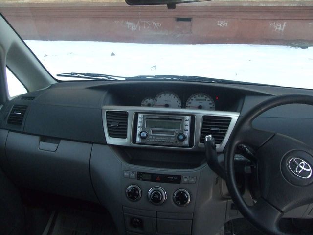 2002 Toyota Voxy