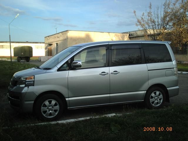 2002 Toyota Voxy