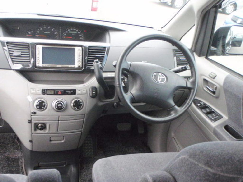 2002 Toyota Voxy