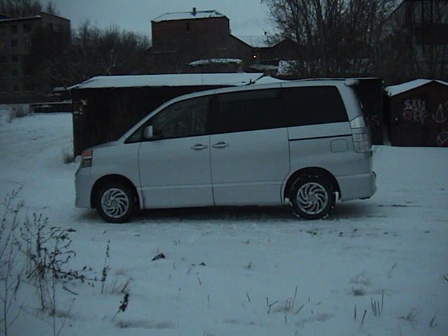 2002 Toyota Voxy
