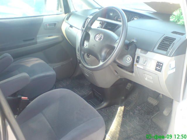 2002 Toyota Voxy