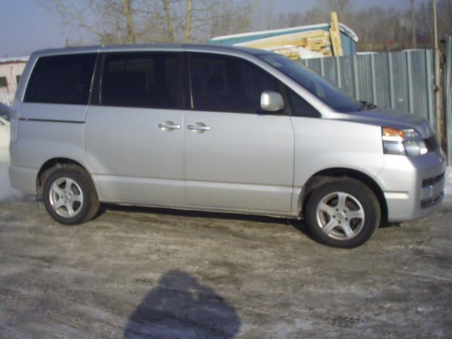 2002 Toyota Voxy