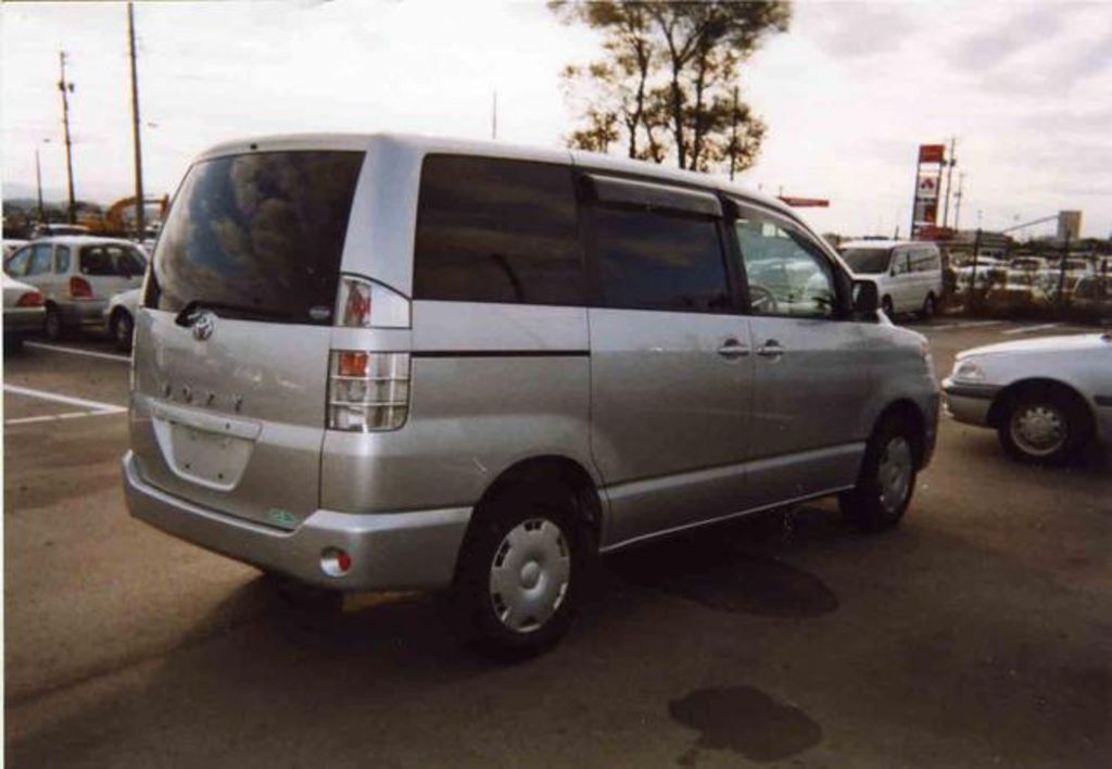 2002 Toyota Voxy