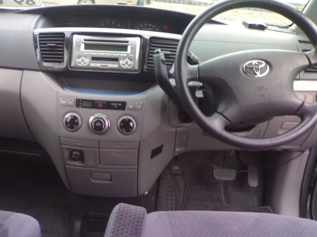 2002 Toyota Voxy