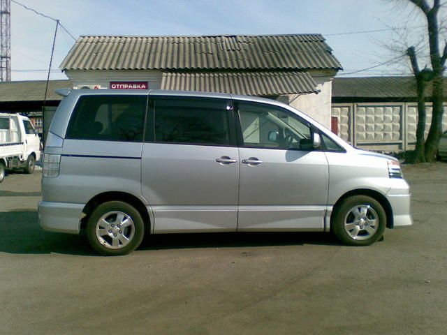 2002 Toyota Voxy