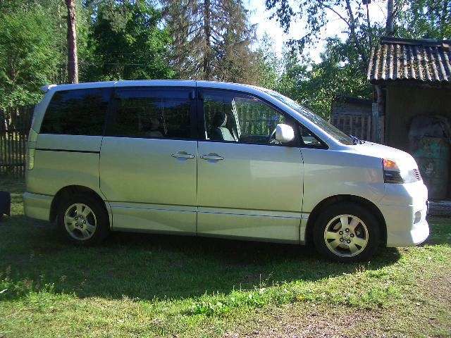 2002 Toyota Voxy