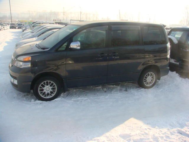 2002 Toyota Voxy