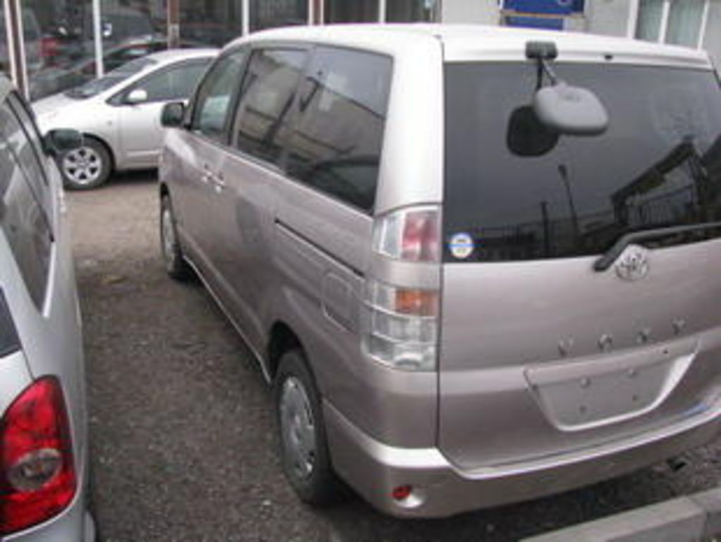 2002 Toyota Voxy