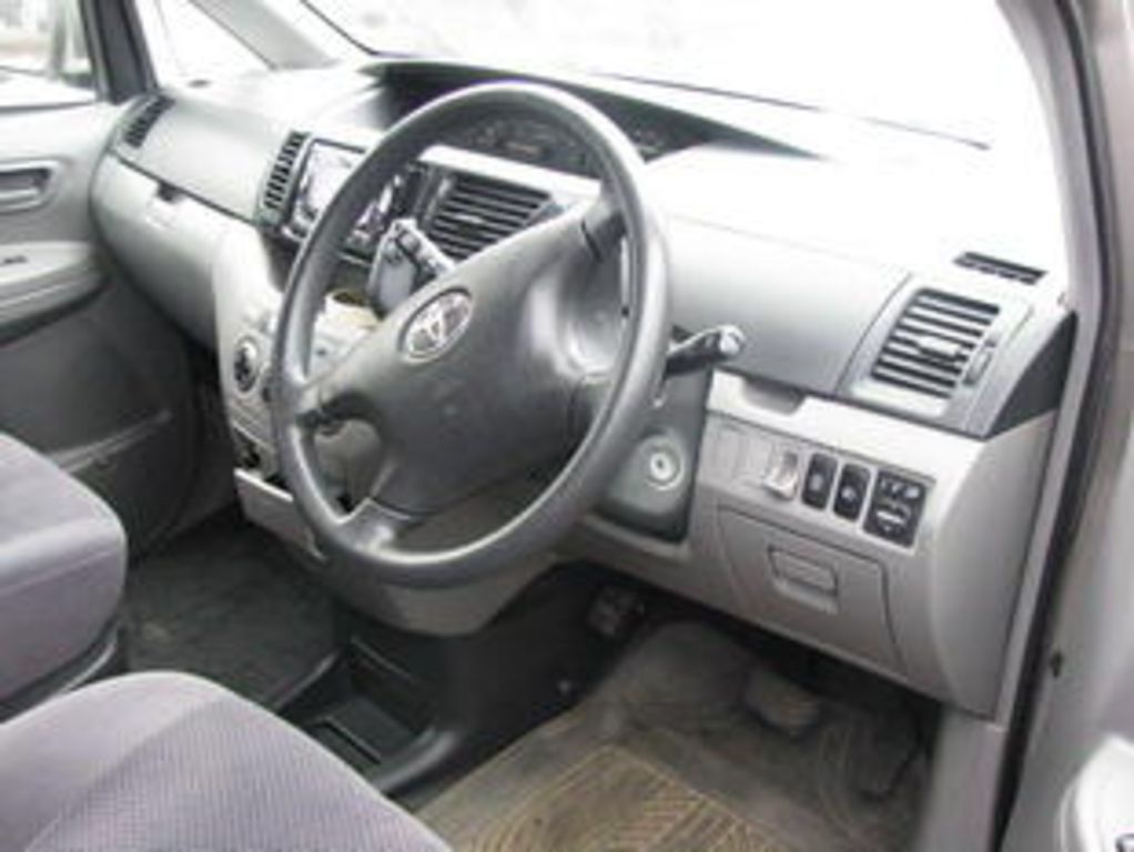 2002 Toyota Voxy