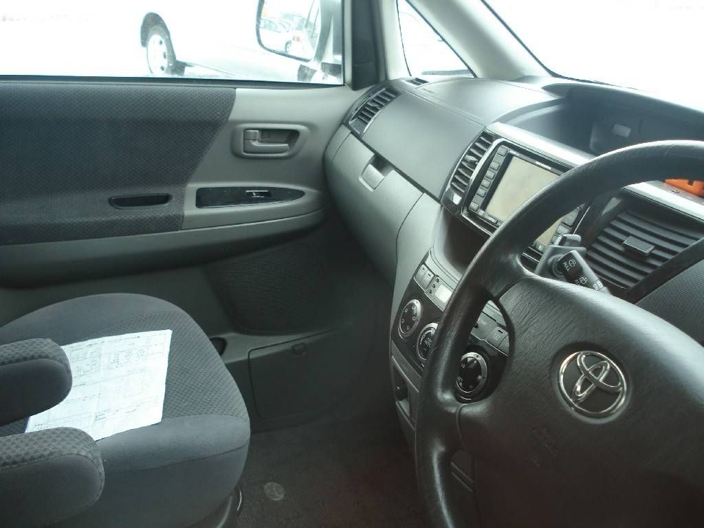 2002 Toyota Voxy