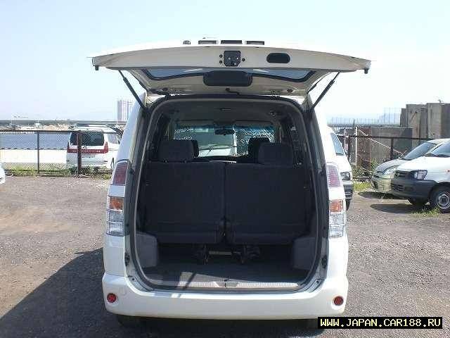 2002 Toyota Voxy