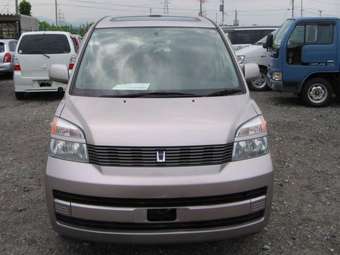 2002 Toyota Voxy Pictures