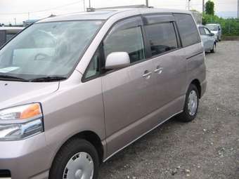 2002 Toyota Voxy Photos