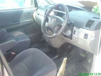 2002 Toyota Voxy Pics