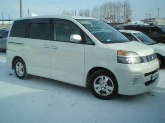 2002 Toyota Voxy Pictures