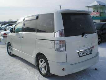 2002 Toyota Voxy Photos