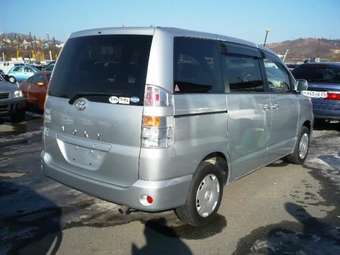 2002 Toyota Voxy Pictures