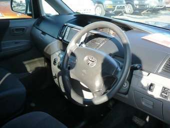 2002 Toyota Voxy Photos