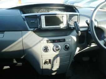 2002 Toyota Voxy Photos