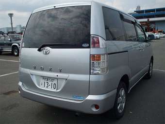 2002 Toyota Voxy Pictures