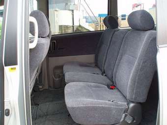 2002 Toyota Voxy Photos