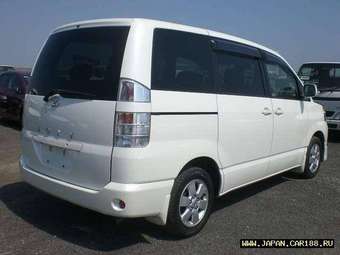 2002 Toyota Voxy Photos