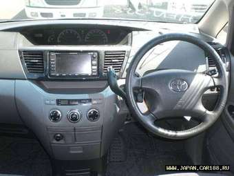 2002 Toyota Voxy Photos