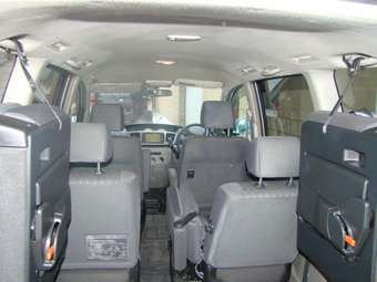2002 Toyota Voxy Photos