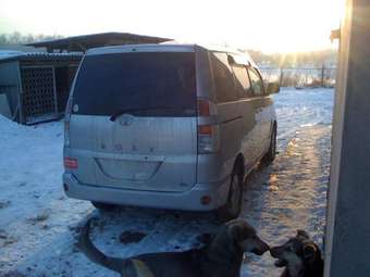 2002 Toyota Voxy Photos
