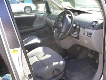 2002 Toyota Voxy Images