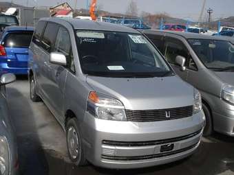 2002 Toyota Voxy Photos