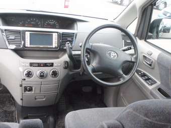 2002 Toyota Voxy Photos