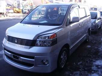 2002 Toyota Voxy Photos