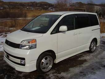 2002 Toyota Voxy Photos